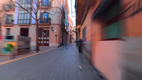 POV-Zeitraffer-Bei-Einem-Spaziergang-Durch-Eine-Enge-Straße-In-Palma-De-Mallorca