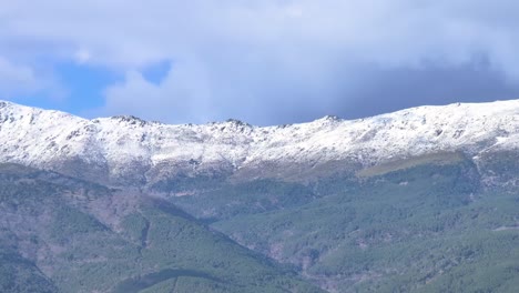 166-mm-Aufnahmen-Mit-Einer-Drohne-Von-Einem-Teil-Der-Gredos-Berge,-Wo-Es-Einen-üppigen-Kiefernwald-Gibt-Und-Seine-Gipfel-Schneebedeckt-Sind.-Im-Tietar-Tal-In-Avila,-Spanien,-Ist-Der-Himmel-Mit-Wolken-Bedeckt
