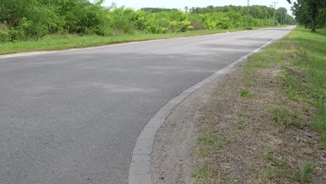 Trostlose,-Asphaltierte-Straße-In-Ländlicher-Landschaft,-Nahaufnahme