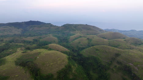 Exuberante-Colina-De-Teletubbies-En-La-Isla-Tropical-De-Nusa-Penida-Al-Atardecer-En-Bali,-Indonesia