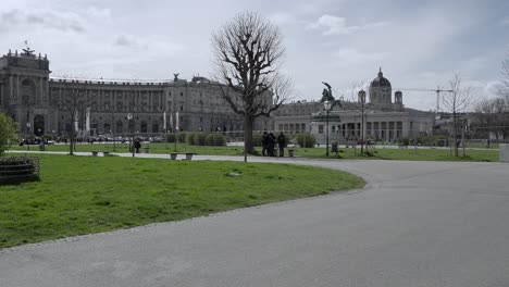 Cámara-Lenta-De-Turistas-Que-Visitan-El-Antiguo-Palacio-Imperial-Principal-De-Hofburg,-Viena,-Austria