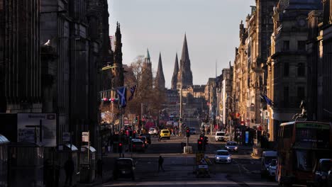 Vista-Cercana-A-Lo-Largo-De-Princes-Street-Desde-Debajo-De-La-Colina-Del-Castillo,-Edimburgo,-Escocia