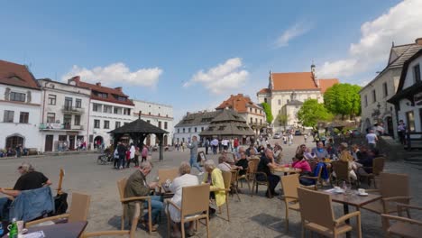 Turistas-Disfrutando-De-Un-Hermoso-Día-En-Kazimierz-Dolny,-Polonia---Cámara-Lenta