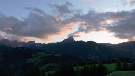 Filmischer-Sonnenuntergang-Aus-Der-Luft,-Orbit-Ansicht-Des-Peitlerkofels-In-Wolkenverhangenen-Dolomiten