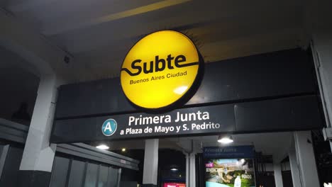 Metro-Subte-A-Primera-Junta-Estación-Diseño-De-Logotipo-Urbano-Ciudad-De-Buenos-Aires-Entrada-De-La-Estación-De-Transporte-Público