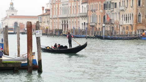 Touristen-Machen-Eine-Gondelfahrt-In-Venedig,-Italien
