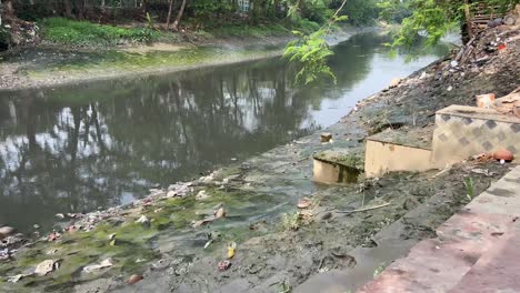Vista-De-Perfil-De-Adi-Ganga-Contaminada-En-Kolkata,-India