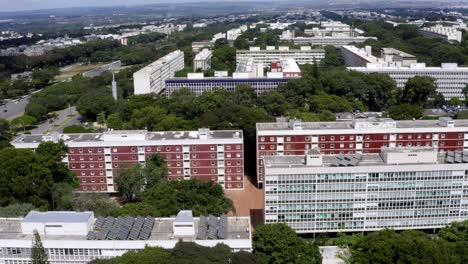 Bloques-Residenciales-Brasília,-Rodeados-De-áreas-Verdes,-Superquadras