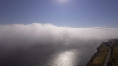 Luftaufnahme-Von-Wolken,-Die-über-Einem-Fjord-Ziehen