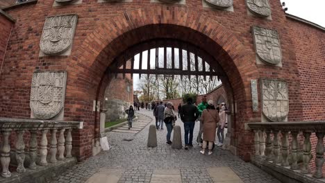 Castillo-Real-De-Wawel,-Paseo-Interior,-Vista-Hyperlaps