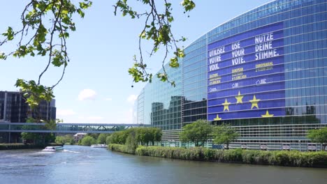 Riesiges-Banner-Mit-Der-Ankündigung-Der-Bevorstehenden-Europawahlen-An-Der-Fassade-Des-Gebäudes-Des-Europäischen-Parlaments-In-Straßburg,-Frankreich