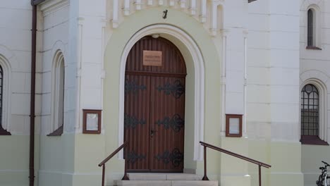 Puerta-Arqueada-En-La-Parte-Delantera-De-La-Antigua-Iglesia-Luterana,-Vista-De-Seguimiento