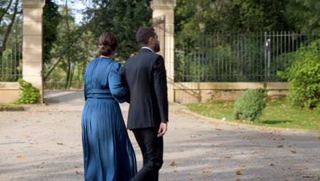 Slow-motion-shot-of-wedding-guests-arriving-at-the-wedding-reception