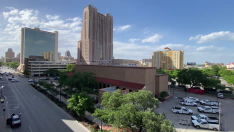 Tráfico-En-El-Centro-De-San-Antonio,-Texas,-En-El-Centro-De-Convenciones-Henry-B-González---Gran-Angular