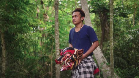 Das-Kühne-Gesicht-Eines-Traditionellen-Barong-Bangkung-Tänzers,-Der-Eine-Maske-Voller-Mystischer-Geschichten-Der-Balinesischen-Kultur-Trägt