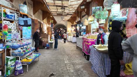 Authentischer-Nordafrikanischer-Arabischer-Markt-In-Fes,-Marokko-Mit-Lokalen-Produkten