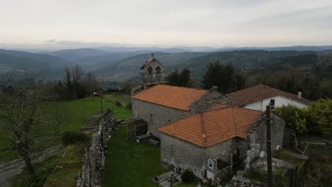 Ruhige-Kirche-San-Fiz-De-Navio-In-üppiger-Galizischer-Landschaft,-San-Amaro,-Spanien---Luftaufnahme