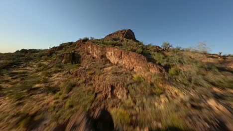 Luftaufnahmen-Von-FPV-Flügen-über-Der-Wüstenlandschaft-Von-Arizona-In-Der-Nähe-Von-Florence-In-Richtung-Dramatischer-Felsformationen-Während-Des-Sonnenuntergangs-Zur-Goldenen-Stunde