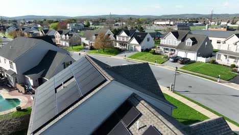 Casas-Modernas-Con-Paneles-Solares-En-El-Techo-En-El-Noble-Distrito-Suburbano-De-La-Ciudad-Americana.