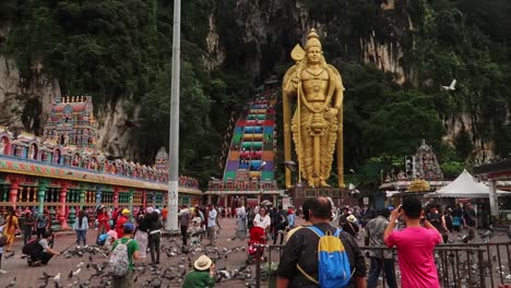 Touristen-Drängen-Sich-Vor-Der-Hindu-Statue-Und-Dem-Tempel-Der-Batu-Höhlen,-Kuala-Lumpur