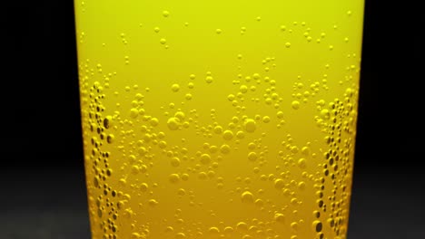 Nahaufnahme-Eines-Glases-Kalten-Orangensaft-Mit-Kohlensäure-Und-Blasen