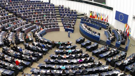 Diputados-Del-Parlamento-Europeo-Durante-La-Sesión-Plenaria-En-La-Sala-De-Congresos-De-Estrasburgo,-Francia---Gran-Angular-Creativo