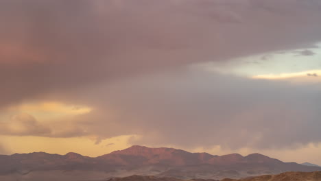 Ein-Zeitraffer-Des-Sonnenuntergangs-Mit-Gewitterwolken,-Die-über-Die-Mojave-Wüste-In-Kalifornien-Ziehen