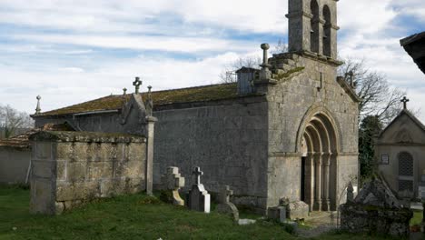 Fassade-Der-Kirche-San-Pedro-De-Boado,-Xinzo-De-Limia,-Ourense,-Galicien,-Spanien