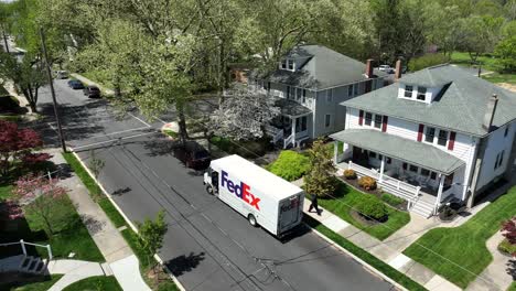 Repartidores-De-Fedex-Durante-El-Trabajo-En-Una-Zona-Residencial-Noble-Americana-En-La-Temporada-De-Primavera