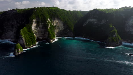 Tembeling-Beach-And-Forest-And-Saren-Cliff-Point-In-Nusa-Penida,-Bali,-Indonesia