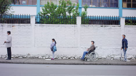 Plano-Amplio-De-Personas-Discapacitadas-En-Línea-Con-La-Distancia