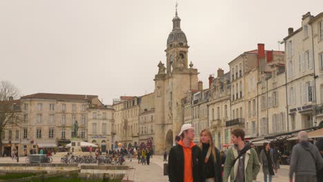 Foto-De-Turistas-Caminando-Por-El-Centro-De-La-Ciudad-De-La-Rochelle,-Un-Puerto-Marítimo-En-La-Costa-Atlántica-En-El-Oeste-De-Francia-En-Un-Día-Nublado.