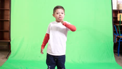 Allgemeine-Aufnahme-Eines-Kindes-Mit-Down-Syndrom-Vor-Grünem-Hintergrund