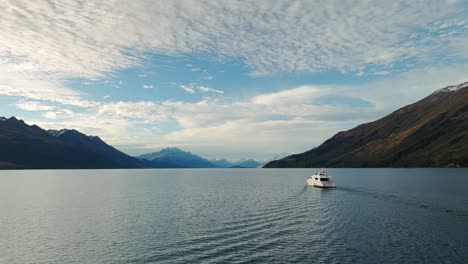 Panorámica-Aérea-Como-Cruceros-En-Barco-Turístico-Por-El-Lago-Wakatipu