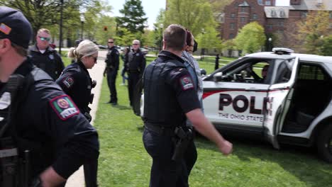 Student-Der-Ohio-State-University-Bei-Protesten-In-Gaza-Festgenommen,-Campus-Polizei-Nimmt-Studentin-In-Gewahrsam