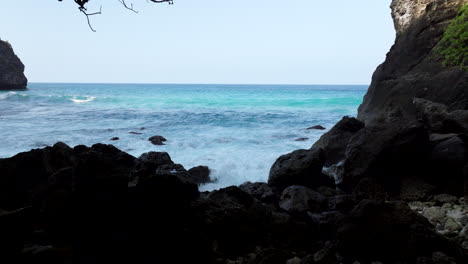 Piscina-Natural-En-La-Playa-De-Tembeling-En-Nusa-Penida,-Bali,-Indonesia