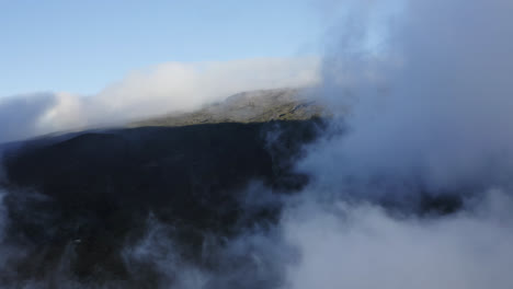 Dicke,-Flauschige-Weiße-Wolken-Werfen-Dunkle-Schatten-Auf-Tropische-Inselhänge,-Luftaufnahme