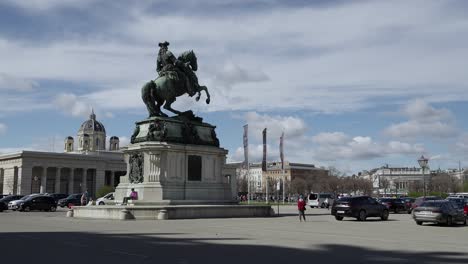 Lateral-Shot-Of-Popular-Monument-In-Schönbrunn-Palace-In-Vienna,-Austria