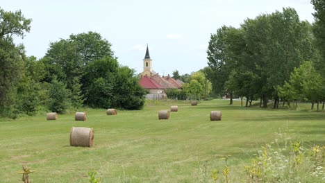 Runde-Heuballen-Auf-Dem-Land-In-Der-Nähe-Der-Stadt