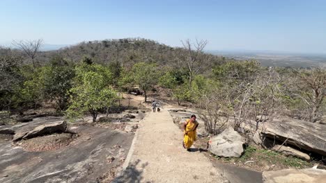 Mujer-Escalando-Una-Montaña-En-El-Templo-Maa-Kauleshwari,-Chatra-En-Jharkhand