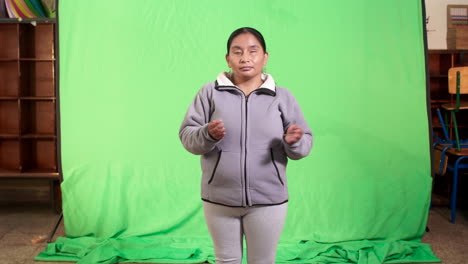 Allgemeine-Aufnahme-Einer-Blinden-Frau-Mit-Grünem-Hintergrund