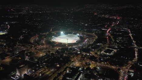 Universitäts-Olympiastadion-Mit-Den-Pumas-Der-UNAM-Beim-Spiel-In-Einem-Nächtlichen-Hyperlapse