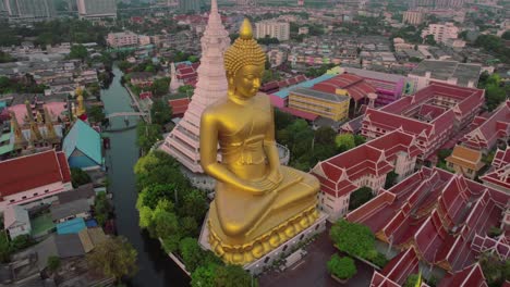 Estatua-Gigante-De-Buda-Dorado-En-Bangkok,-Toma-Aérea-Inversa