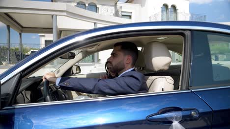 Toma-En-Cámara-Lenta-De-Una-Pareja-De-Recién-Casados-Sentados-En-Un-Auto-De-Lujo-Sonriendo