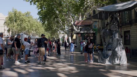 Sonniger-Tag-In-Einer-Belebten-La-Rambla-Straße-Mit-Touristen-Und-Einer-Lebenden-Statue-In-Barcelona