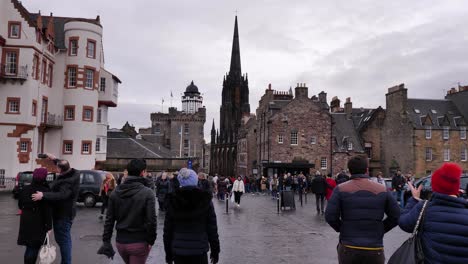 People-walking-along-the-Royal-Mile,-Edinburgh,-Scotland
