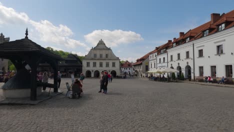 Tourists-In-The-Historic-Town-Of-Kazimierz-Dolny-In-Poland---Wide-Shot