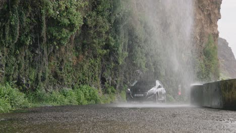 Camión-Cruzando-La-Cascada-De-Anjos-En-Madeira,-Toma-En-Cámara-Lenta-De-4k