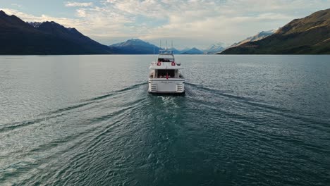 Rückansicht-Luftbildverfolgung-Folgt-Yachttour-Zur-Erkundung-Des-Lake-Wakatipu