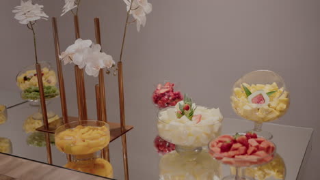 Elegante-Exhibición-De-Frutas-Con-Orquídeas-Blancas-Para-Un-Evento-Sofisticado